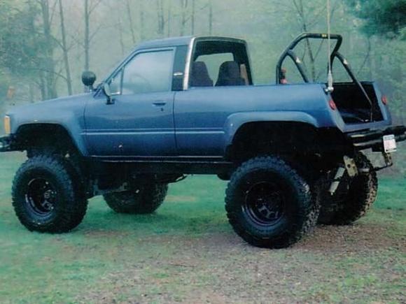 131 0505 07z 1986 Toyota 4Runner Driver Side View In The Rain