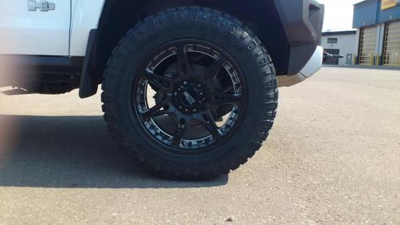 The new Moto Metal MO961 wheels and 305/55R20 Duratracs.  Chrome wheel inserts in this pic; white ones to come.