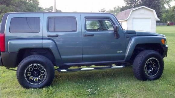 2.5" Rough Country leveling kit, 18" Ballistic Bullet wheels, 295/70/18 Nitto Terra Grapplers.