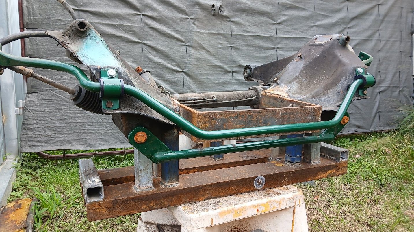 Here you can see the front brace on the lower spindles of the front suspesion.