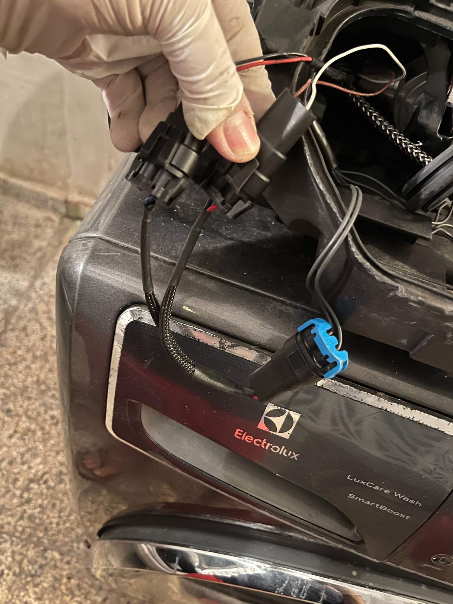 This is the 9006 splitter. The single end connects to the OE high beam power source, and the split ends connect to the Bi-xenon solenoid pigtail of the Micro D2S projector and to the my Mini HB high beam LEd projector, or, to the halogen bulb socket if youre retaining it. It could also connect to a second bi-xenon or Bi-LED projector if you to do so. (Remember, if youre going with a second set of bi-xenon projectors, you will have to add a second harness and a second set of ballasts). 