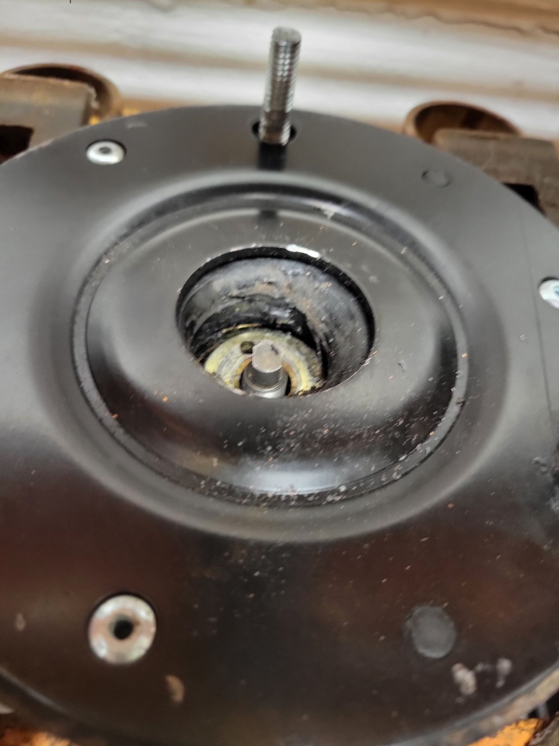 Now you can see that the strut shaft is barely above the collar - it's popped out of it.