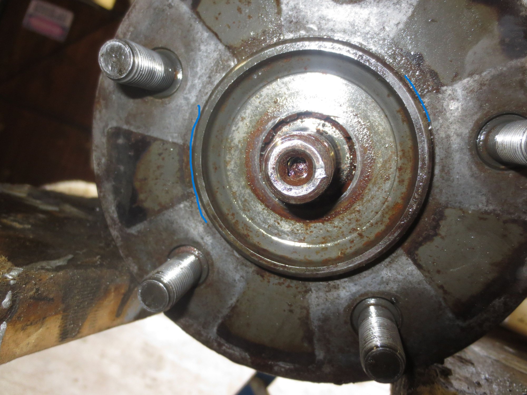 Rear hub with centric cone marked in blue