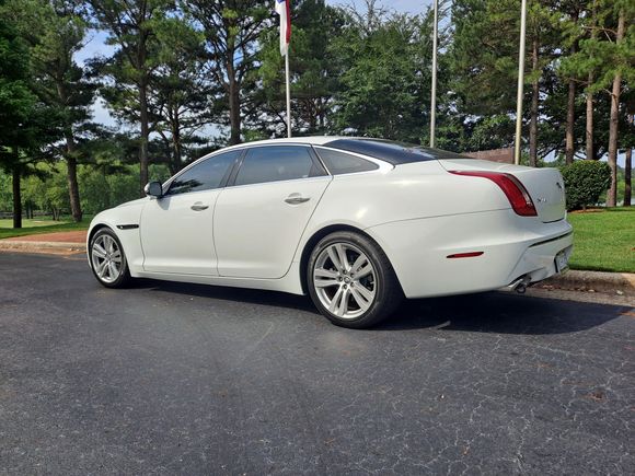 Rear picture 2012 Jag XJL in Polaris White