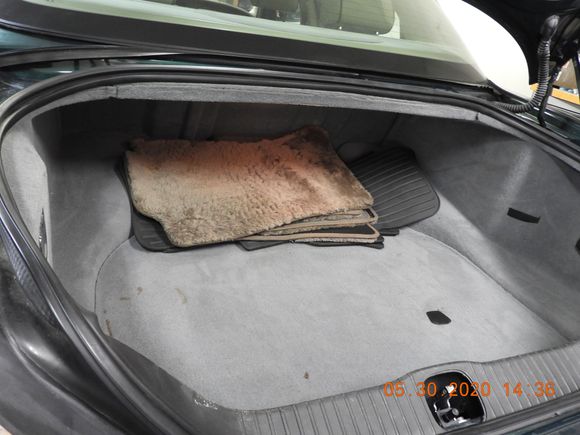 Lambs wool in nice shape. Not sure if it was used. There are rubber mats for bad weather