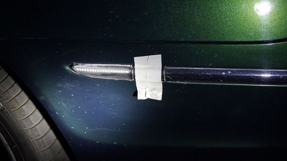 The moulding strip was guided into the correct position over night with a bit of duct tape