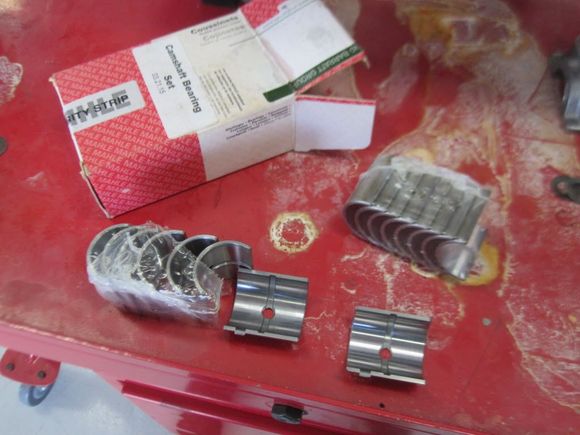 Camshaft bearing set