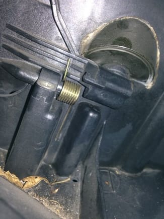 This is the hook (top right of the Spring) looks like something should attach there. Maybe not?