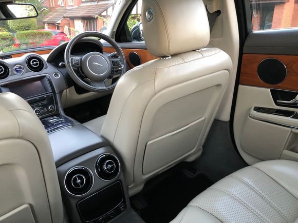XJ 2011 interior