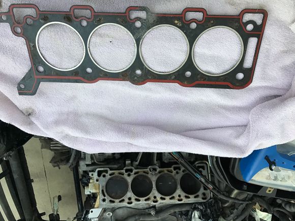 Look at the gasket ports compare to the piston housing ports.....  WTF.  wrong gasket?????  I checked online to see if this was a mistake.  Nope all vendors have the same gasket for sale.... hummmmm