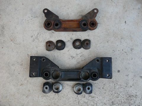 above: normal X300 wishbone tie
below: early XK8 wishbone tie, note the inner hole without bushings