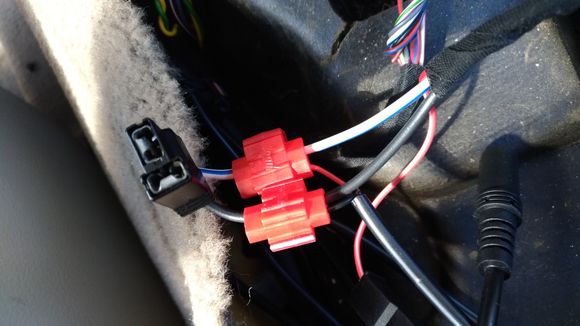 black is earth, red to blue/white(+) on the cig power connector,