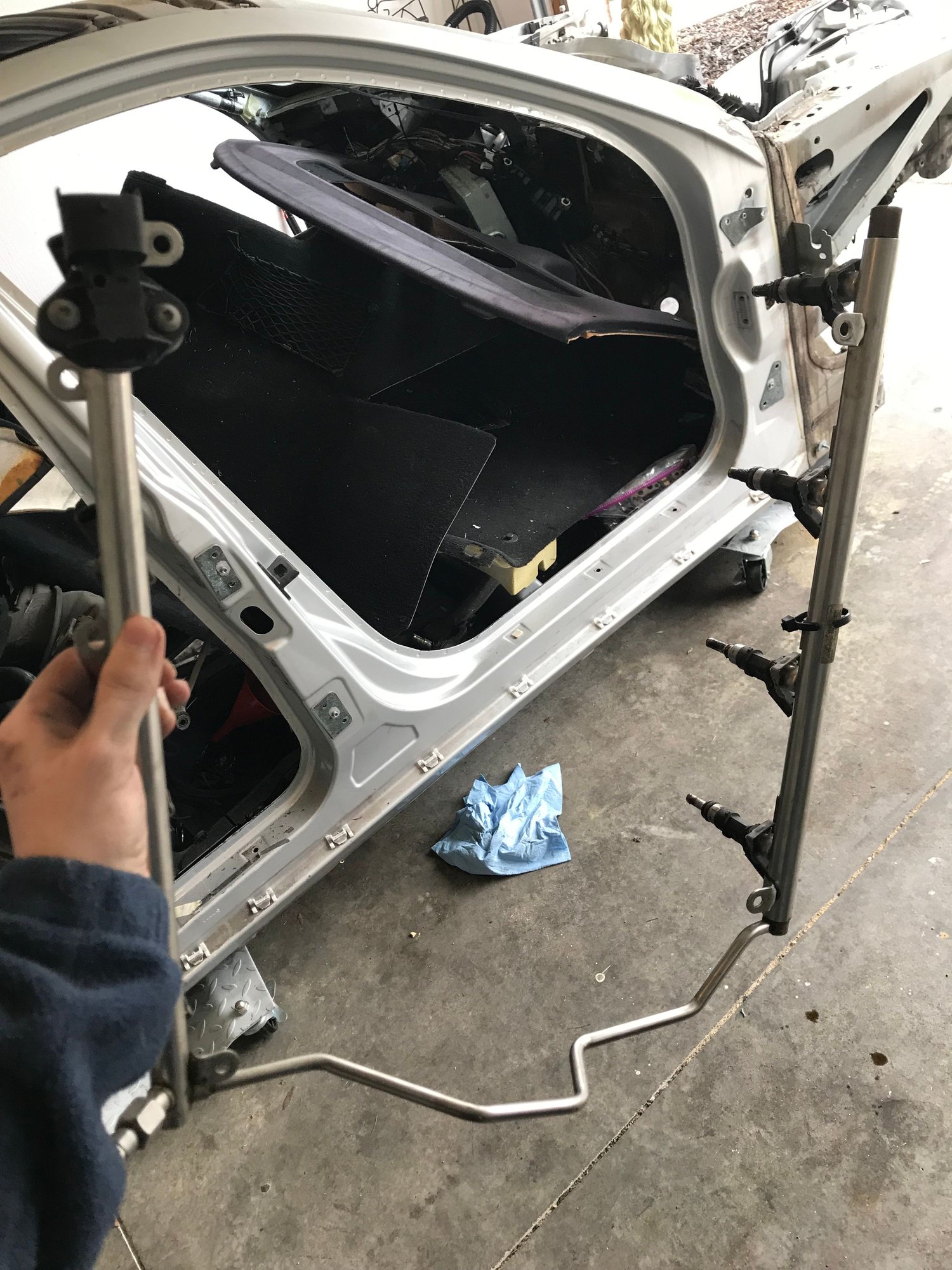 Engine - Intake/Fuel - W211 M156 07 E63 AMG Fuel Rail 07 08 09 - Used - 2007 to 2009 Mercedes-Benz E63 AMG - Cincinnati, OH 45211, United States