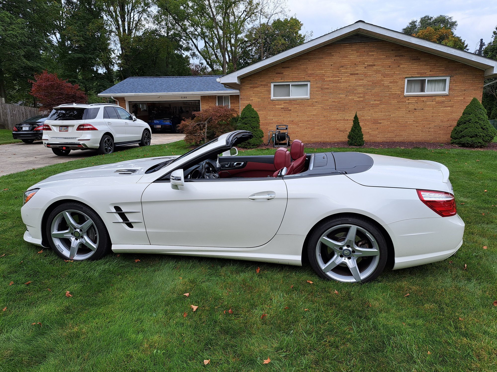 2015 Mercedes-Benz SL550 - Beautiful Diamond White over Red Mercedes SL550 Hard Top Convertible for Sale - Used - VIN WDDJK7DA2FF030977 - 40,750 Miles - 8 cyl - 2WD - Automatic - Convertible - White - North Olmsted, OH 44070, United States