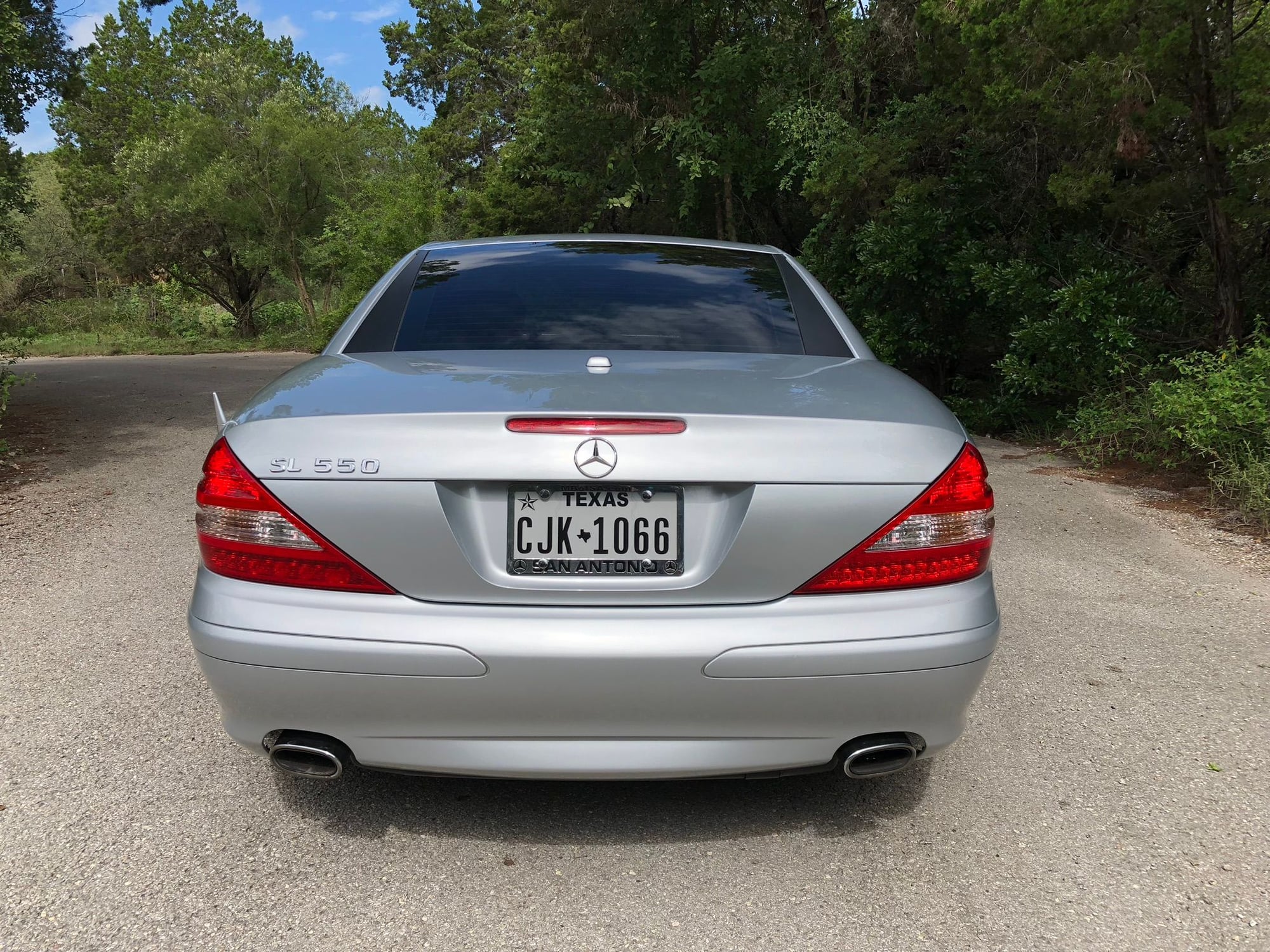 2007 Mercedes-Benz SL550 - Stunning 2007 Mercedes Benz SL 550 for sale - Used - VIN WDBSK71F87F124344 - 42,875 Miles - 8 cyl - 2WD - Automatic - Convertible - Silver - New Braunfels, TX 78130, United States