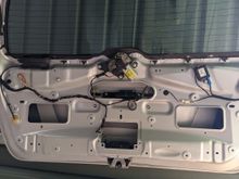 Pic4: rear tail gate innards