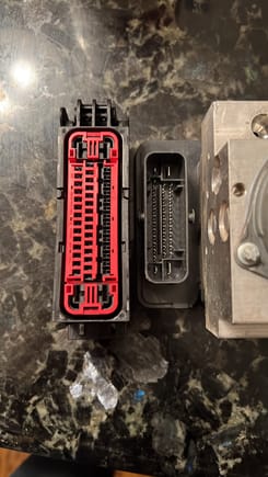 Left connector is used in vehicles with distronic plus.  Right connector from abs pump is from abs plus abs pump.  I need to verify but if your vehicle is model updated (mopf) no wiring changes may be required at abs pump.   I’ll verify this tomorrow.  