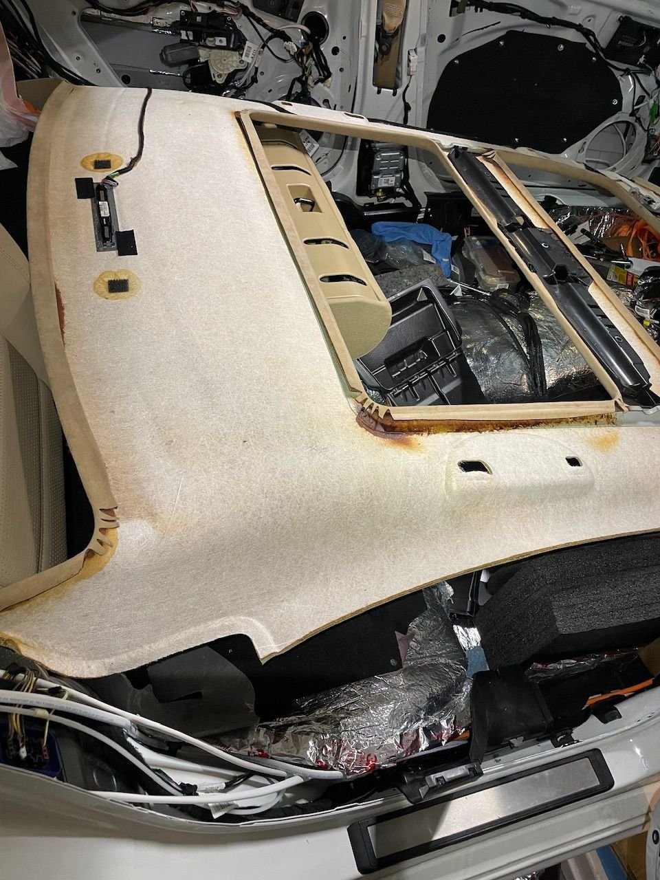 In this view you can see those two �Velcro� squares R&L of the Parking Proximity Light. 