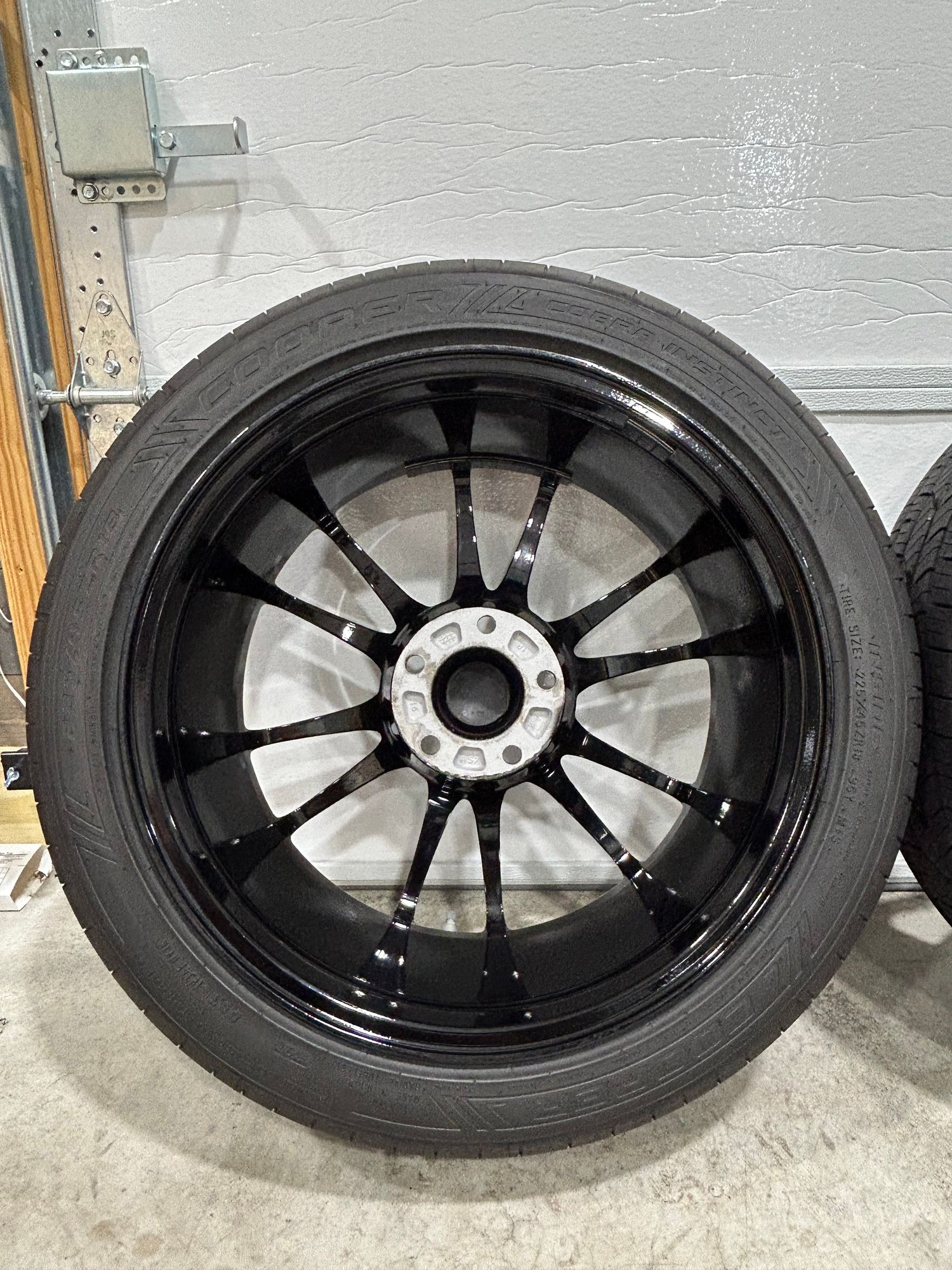 Wheels and Tires/Axles - R60 R61 - 18x8 OZ Ultraleggera Wheels w/ Nearly New Tires - Used - All Years  All Models - Palmerton, PA 18071, United States