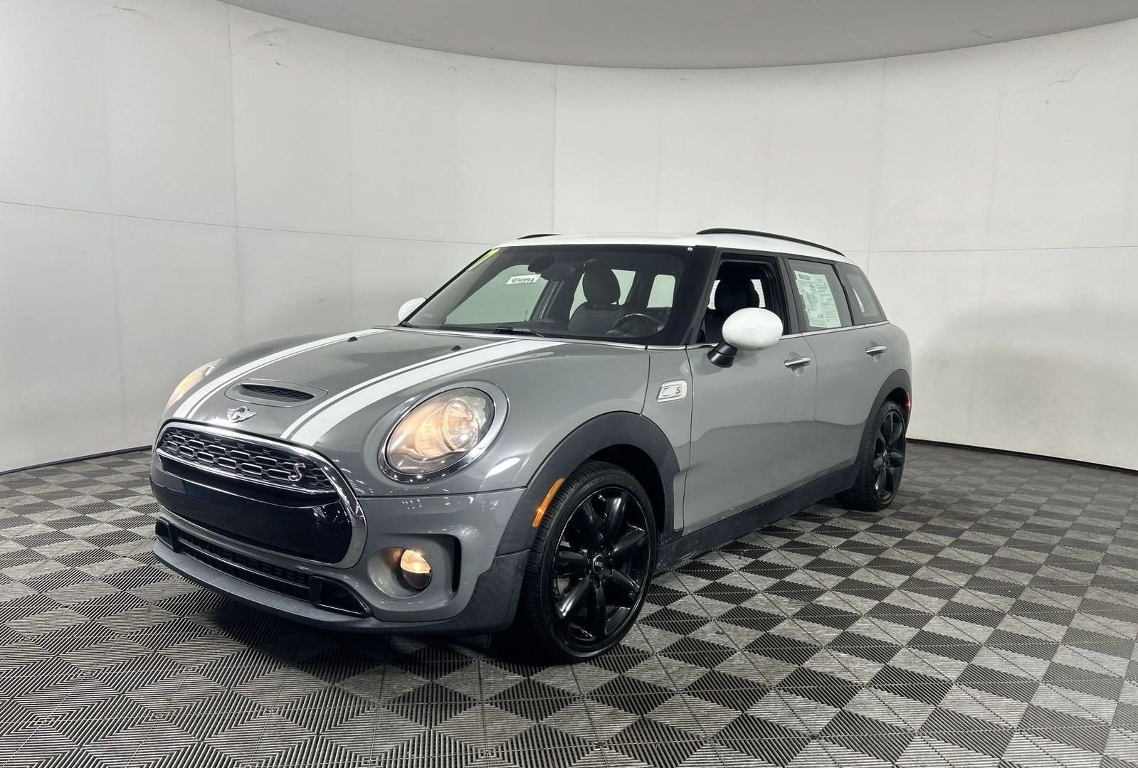 Here�s a pic of the car from the dealership�s site.