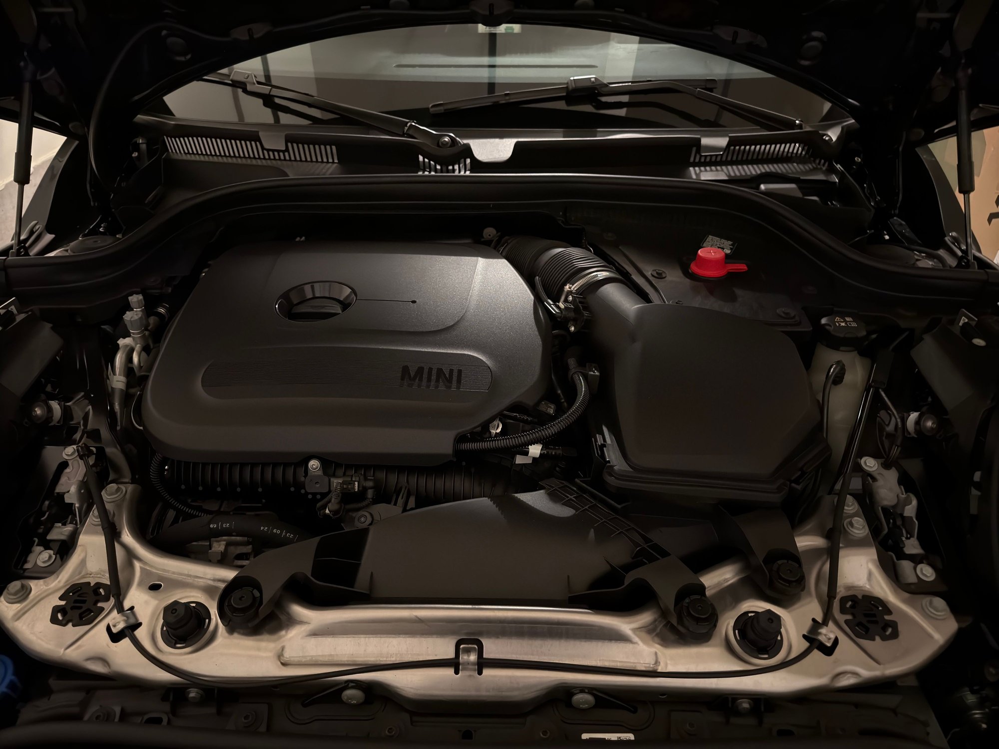 The B48A20O2 powering the new JCW, noticeably larger than the B48TU on the previous JCW due to the new fuel system and cooler design.