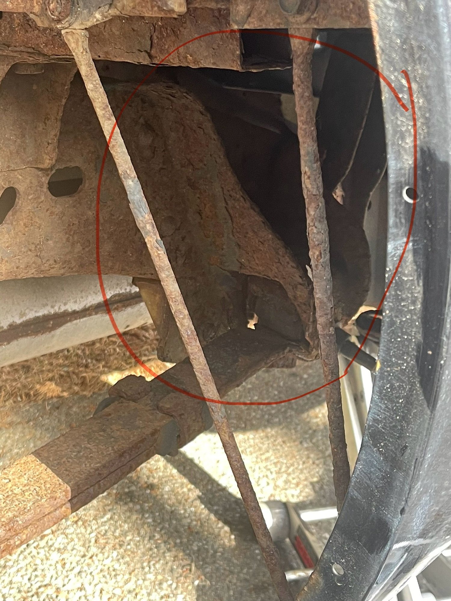 Pass side rear leaf / front mount collapsed , could this cause this side of my bed to looked jacked up higher than the other ?