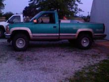 Side view. hood was taken off to pull the motor. you can see it in the bed.