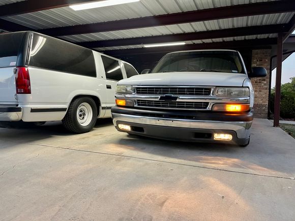 Added fog lights. I think I’m going to keep the oem halogen bulbs, I enjoy the LED bulbs in my other trucks but some reason i prefer the OG halogens on the one.