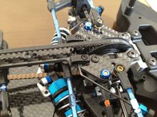 A closeup of the KR1 front with the lay-down-shock-layout, an extra slim slipper spool and the anti-roll-bar.