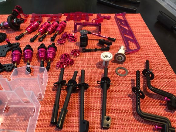 One of the differential halves in white is damaged internally, but you can use the differential parts and the other half as spares.