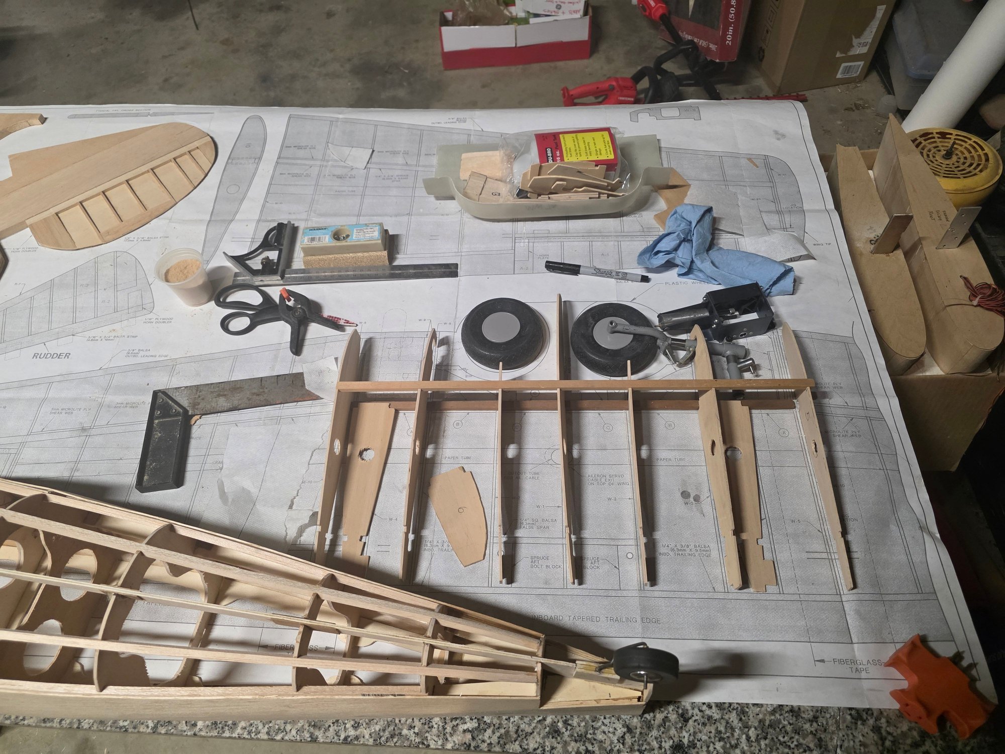 setting up the center section, I am really considering leaving it attached and adding wing tubes for a 3 piece wing