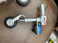 Nose gear with servo