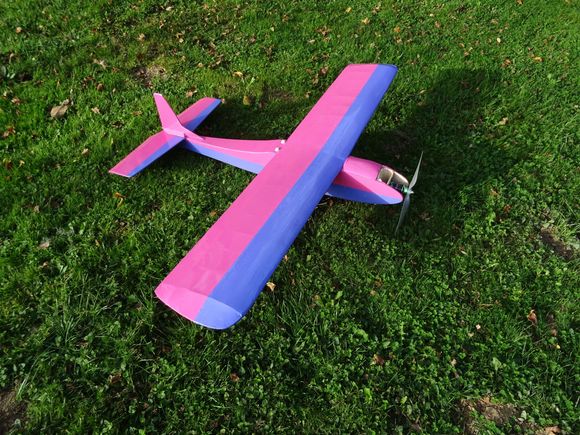 First time I've used Hobby King film. I find it more difficult to use than other films hence the wrinkles on the port wingtip.