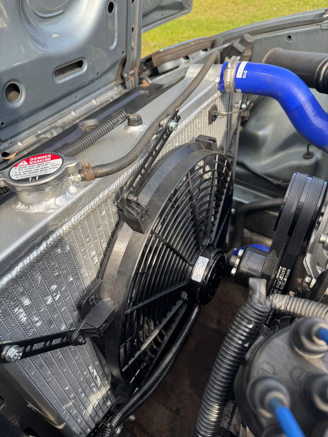 After too many clutch fans that would spin tornadoes, i decided to move to electric. I went with a 16� 3000CFM Flex-A-Lite fan. Also used Spal fan mounting brackets (I used 5)
