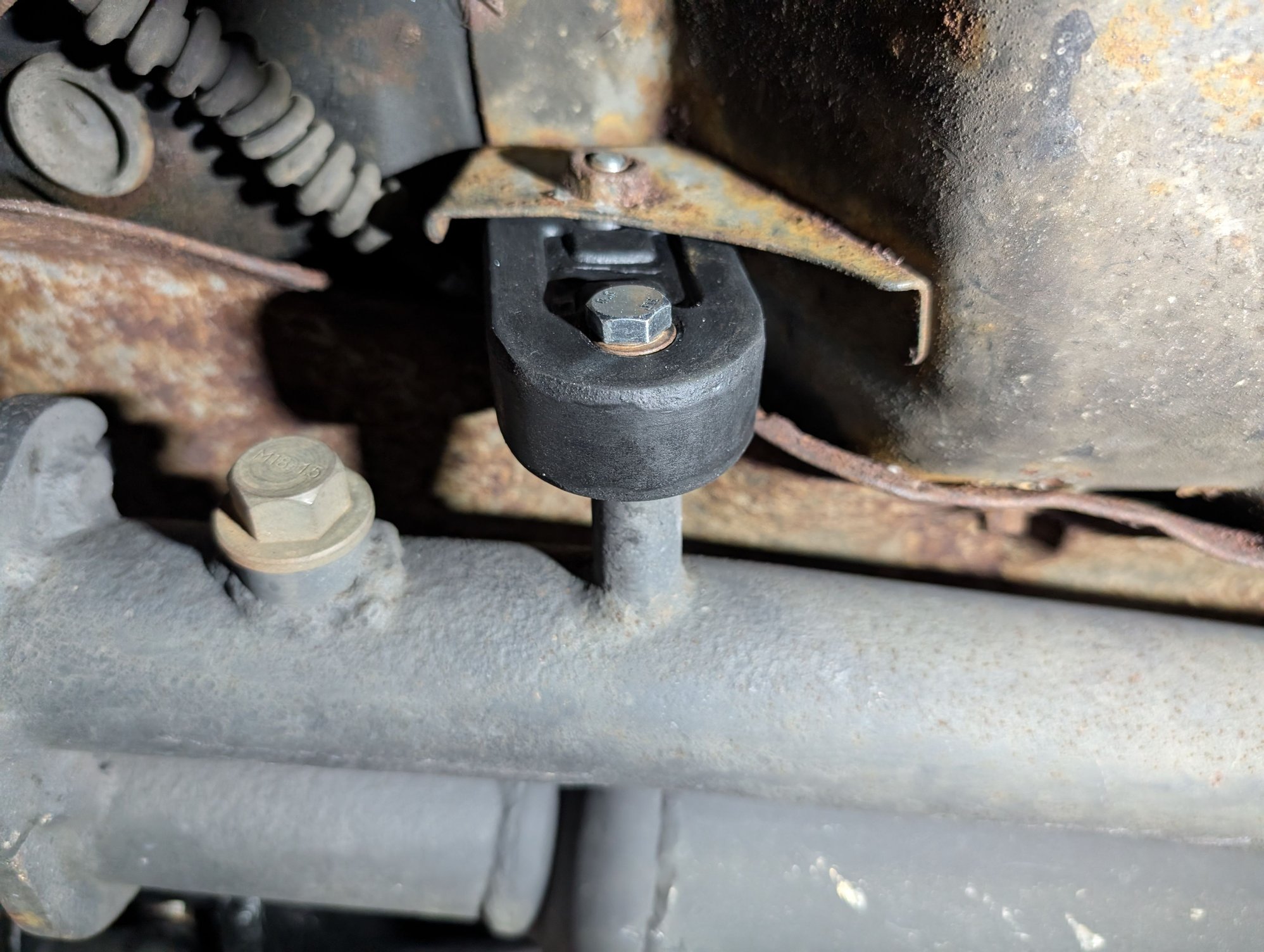 Mid pipe mount before muffler pipe.