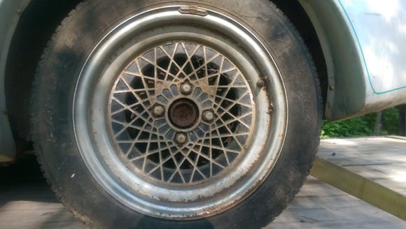 These are aftermarket wheels, only on the rear, and I'm not sure on the model or manufacturer - any ideas?