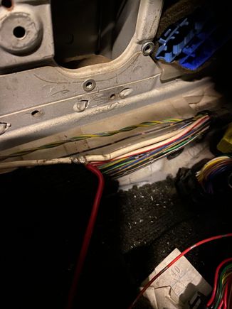 Non insulated power wire at the door sill