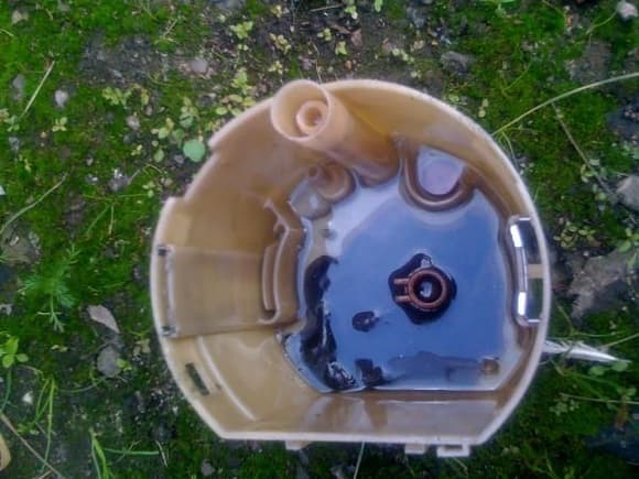 Fuel pump container. Filter at the bottom