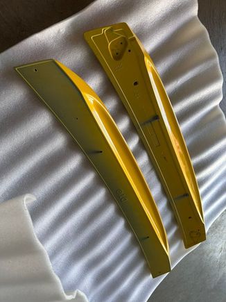 Easy way to spot differences. DTO is the aftermarket manufacturer. OEM as drains towards each end. I removed the metal bracket from the OEM one as I will be installing it with adhesive. 