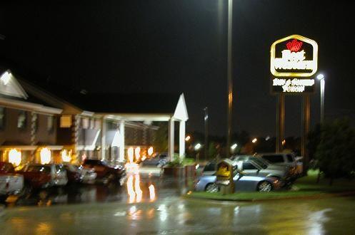 050712 OK, Yukon, rainy night, 837PM.JPG