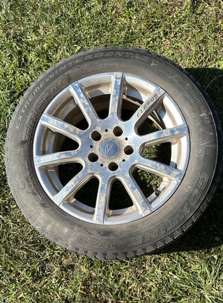 ​​​​​​​ Currently mounted are 215/55 R16 winter tires.