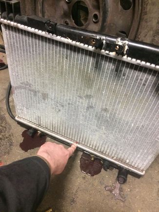 How a cheap $40 (free shipping) aftermarket radiator can fail me? After only 2 years of driving? I not expect that to happened! 
