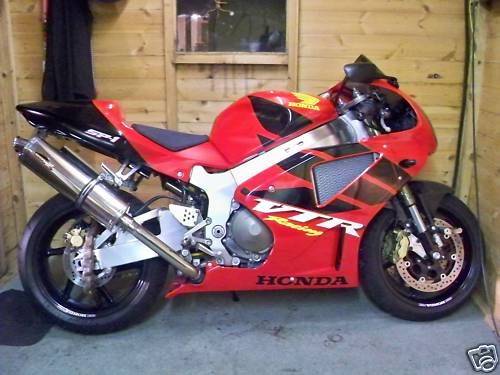 my beloved bike that i sold to buy my turbo impreza . wish i still had it now tho lol