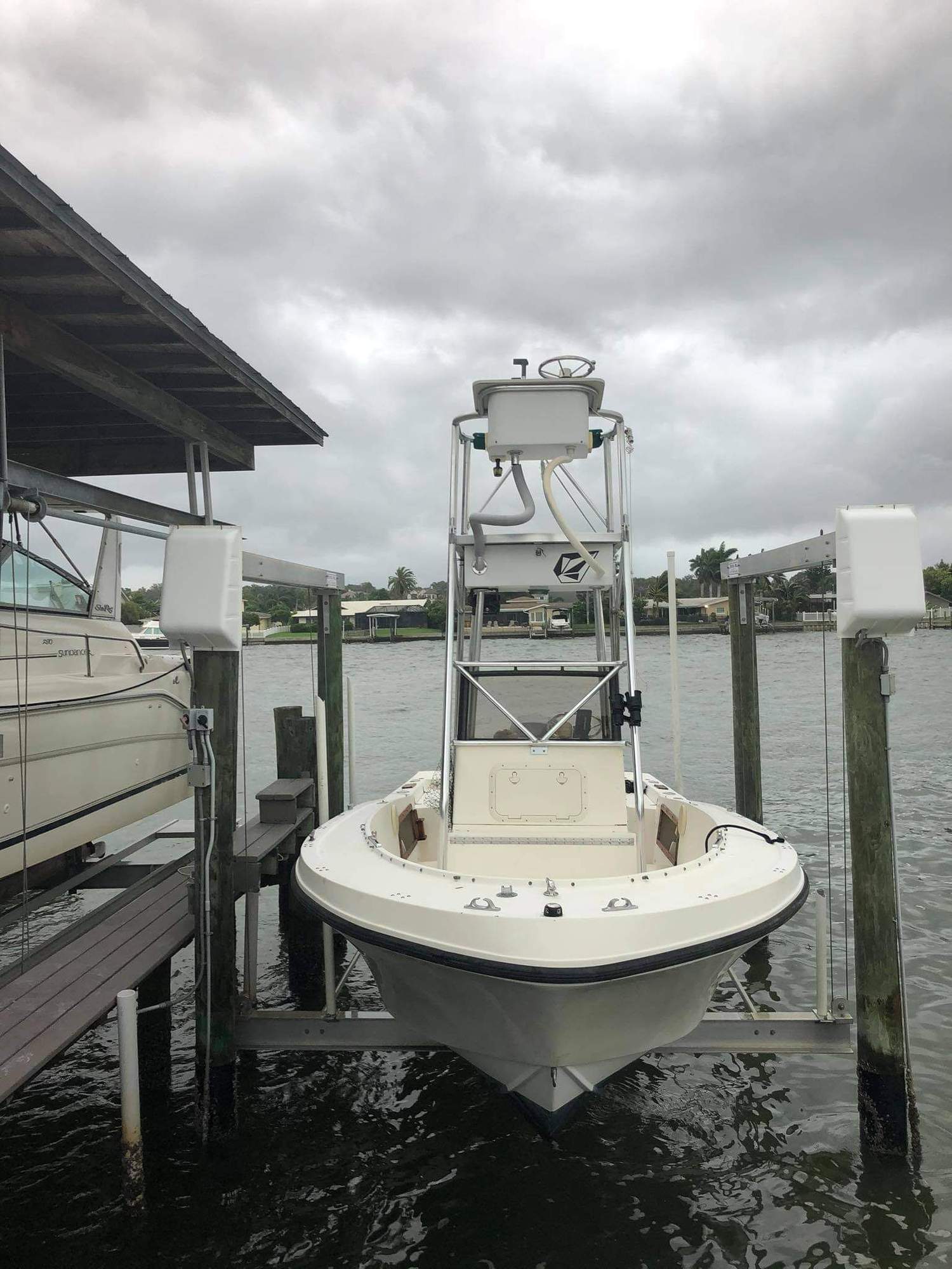 1985, 224 Classic Mako with full driving tower - The Hull