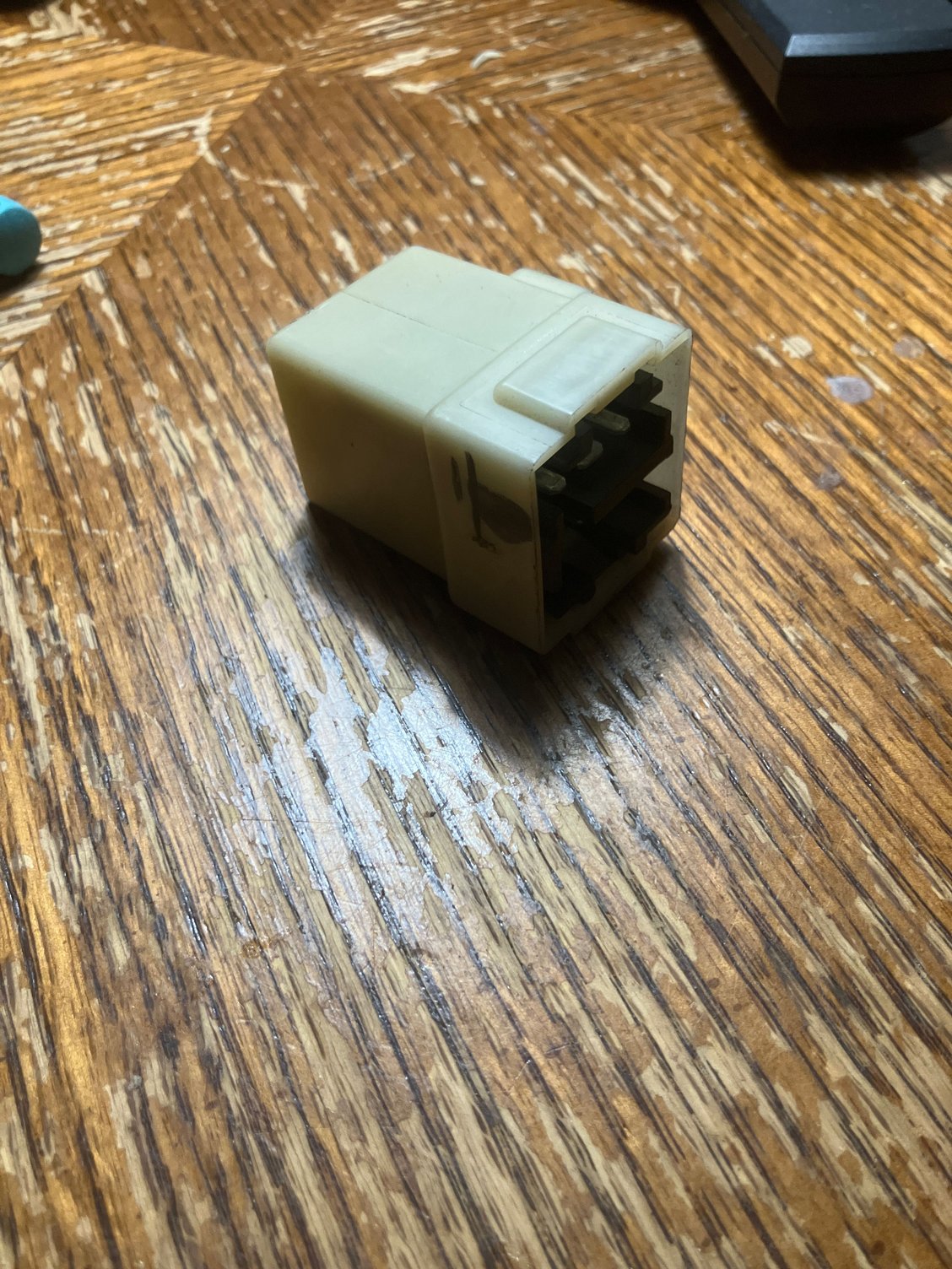 The relay with H1-R with six prongs