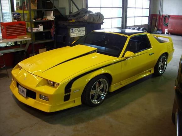 A photo I found on the net.... what an awesome color scheme.  Says "Come get some!"   lol