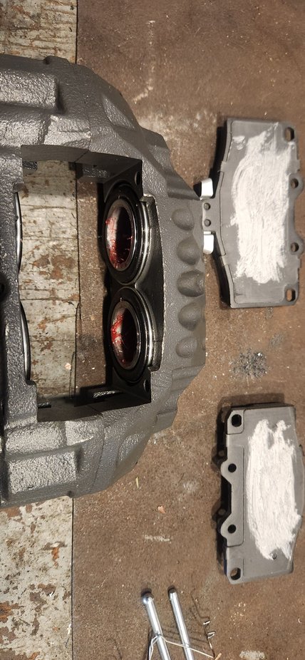 Brake hoses sorted out i could get the new calipers put together. Added small layer of grease inside piston as a rust prevention and just a little bitnon back side of pads mainly for the pistons as well.