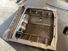 I dusted the rusty seatframe with some engine paint. Covers the surface rust well.