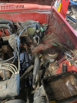 Just a further pic of L engine bay, just out of pic is another lonely connector bracketed to front of distributor, I assume goes to igniter?