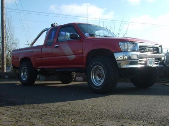 89 yota with fog lights roll bar chrome valace clear corners and clear bumper lens with 32" tires no lift yet